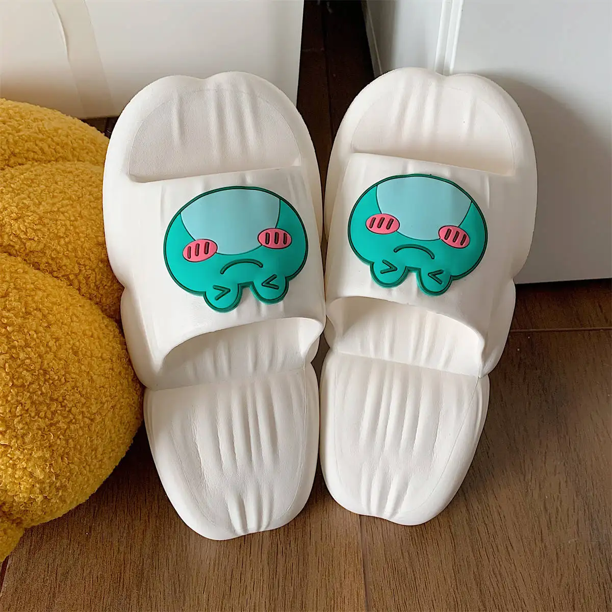 Женские модные шлепанцы с рисунком героев мультфильмов, красивые шлепанцы с лягушкой
Женские модные шлепанцы с рисунком героев мультфильмов, красивые шлепанцы с лягушкой