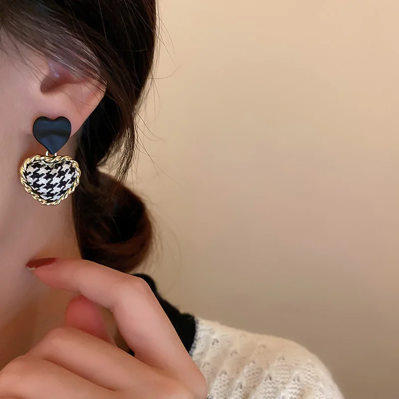 Korean Version Of The Original Design Autumn And Winter Fashion Sense Of Simple Short Qibiri Check Pendant Girl Eardrop
Korean Version Of The Original Design Autumn And Winter Fashion Sense Of Simple Short Qibiri Check Pendant Girl Eardrop