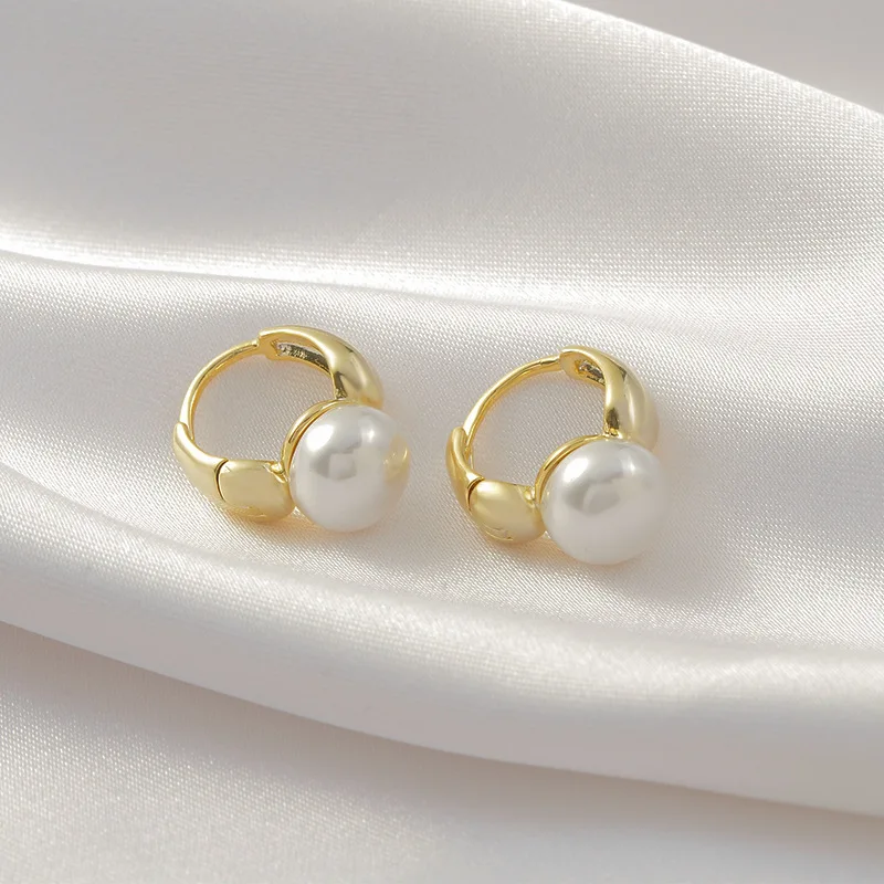 Hot Sale French Vintage Natural Pearl Hoop Earrings for Women High Quality Exquisite Korean Earrings Luxury Jewelry Accessories
Hot Sale French Vintage Natural Pearl Hoop Earrings for Women High Quality Exquisite Korean Earrings Luxury Jewelry Accessories