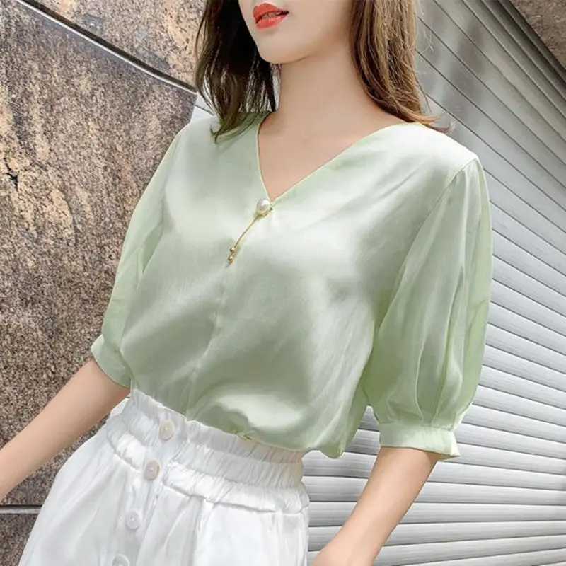 Very Fairy Chiffon Blouse with Short Sleeves and Pearl Brooch In Summer. New Sweet Super Fairy Joker Blouse
Very Fairy Chiffon Blouse with Short Sleeves and Pearl Brooch In Summer. New Sweet Super Fairy Joker Blouse