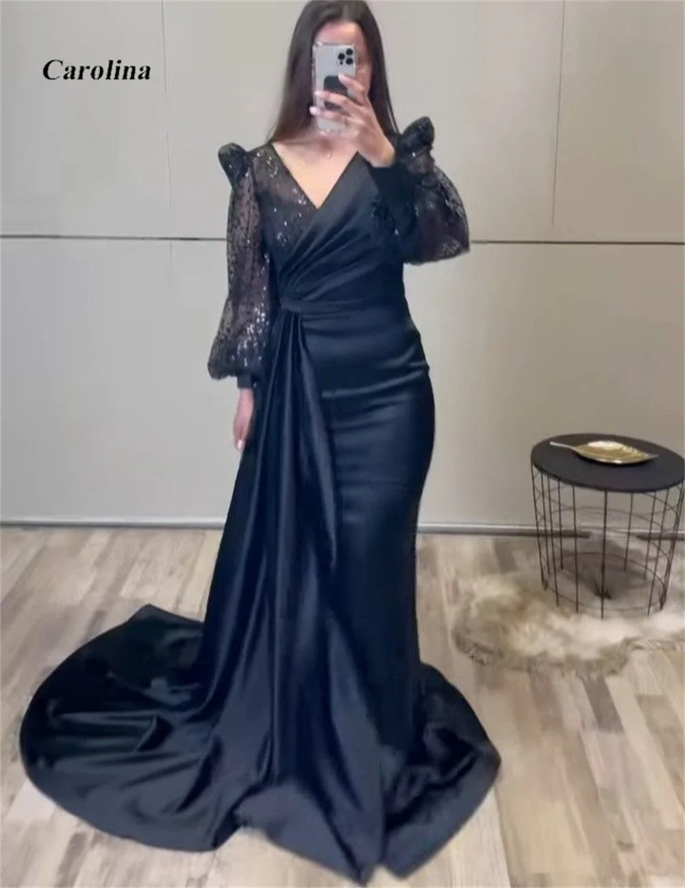 Женское атласное платье с рукавами-фонариками и разрезом
Женское атласное платье с рукавами-фонариками и разрезом