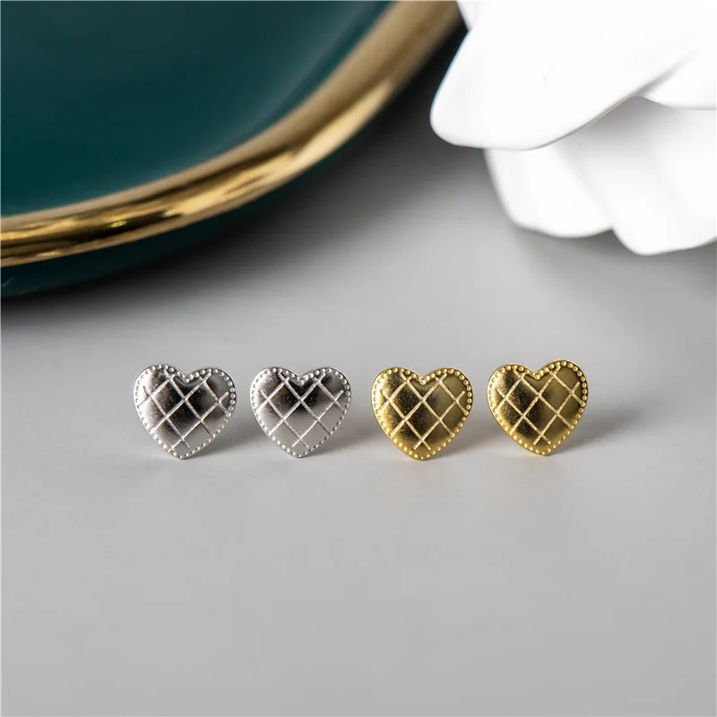 Женские серьги-гвоздики из серебра 100% пробы в форме сердца 
Женские серьги-гвоздики из серебра 100% пробы в форме сердца