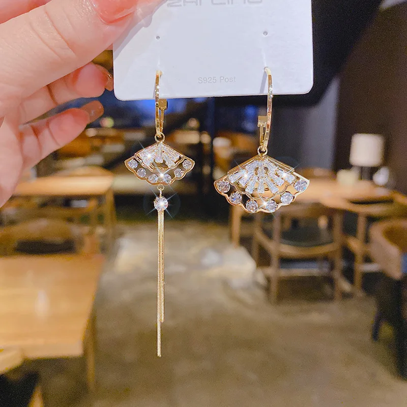 Новые серьги в форме звёздочки, фиолетовые длинные короткие асимметричные серьги-капельки с кристаллами, милые женские серьги-кольца 
Новые серьги в форме звёздочки, фиолетовые длинные короткие асимметричные серьги-капельки с кристаллами, милые женские серьги-кольца