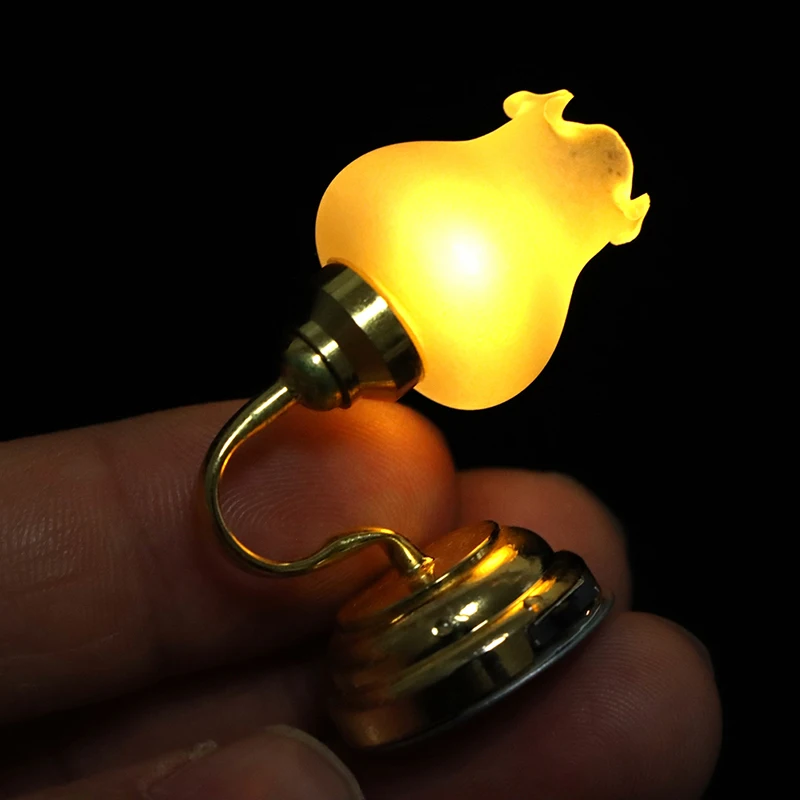 1pc Cute Miniature LED Wall Sconce Lamp Battery Operated With ON/OFF Switch Doll House Decor Dollhouse Accessories
1pc Cute Miniature LED Wall Sconce Lamp Battery Operated With ON/OFF Switch Doll House Decor Dollhouse Accessories
