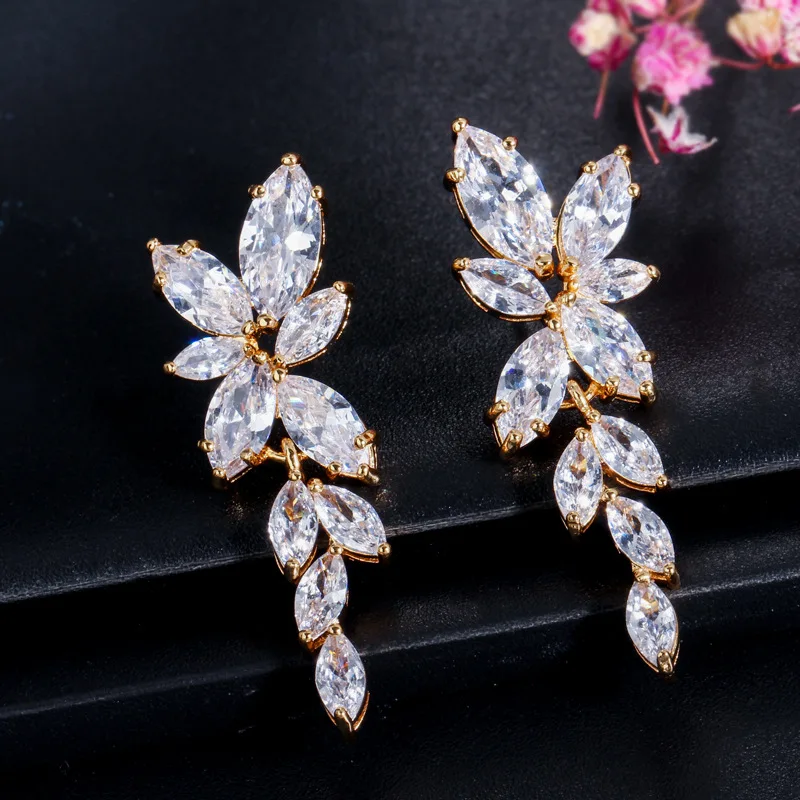 SUGO New Arrival Classic Hot Sale Olive Branch Design Shiny White Zirconia Earrings for Elegant Women Dinner Jewelry Accessories
SUGO New Arrival Classic Hot Sale Olive Branch Design Shiny White Zirconia Earrings for Elegant Women Dinner Jewelry Accessories