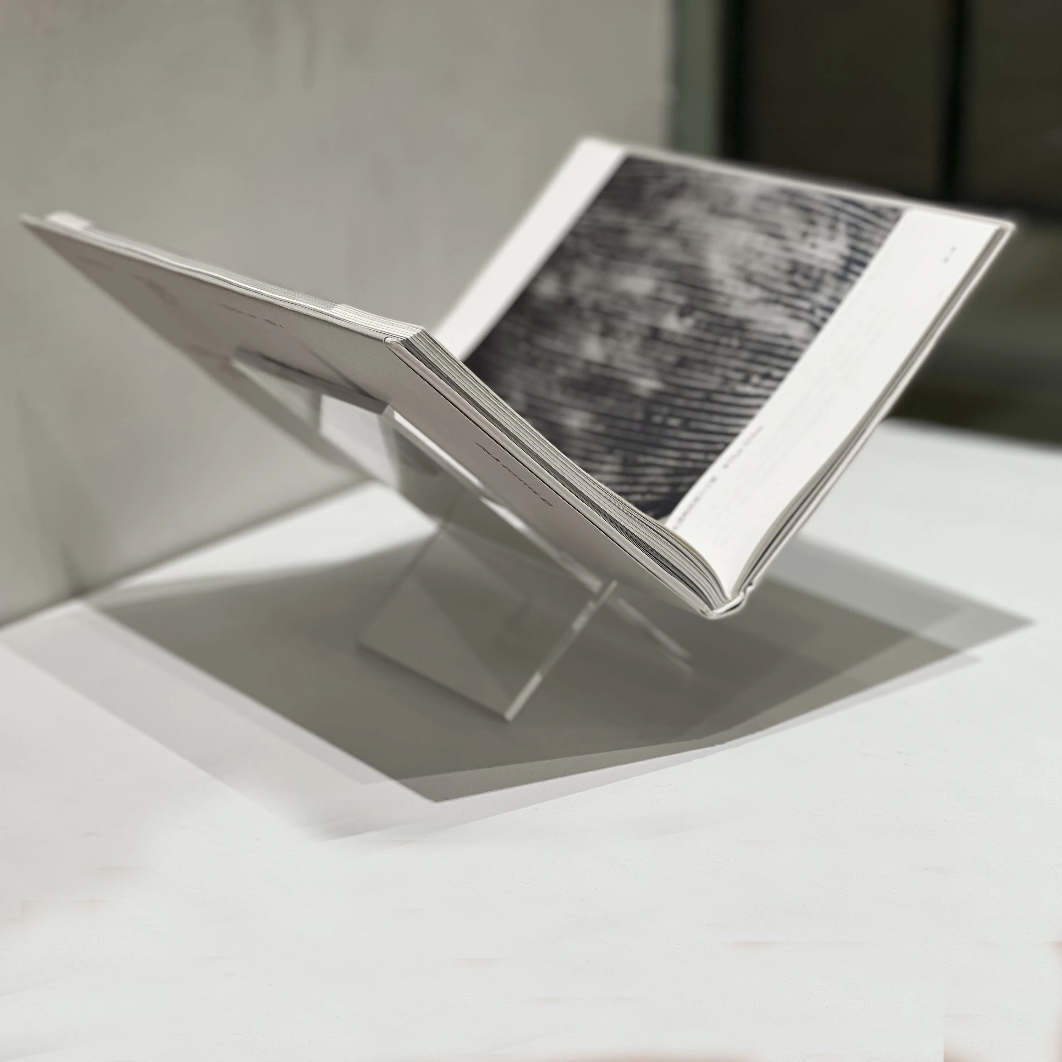 Acrylic transparent book shelf book display bracket art decoration shelf simple desktop magazine storage shelf
Acrylic transparent book shelf book display bracket art decoration shelf simple desktop magazine storage shelf