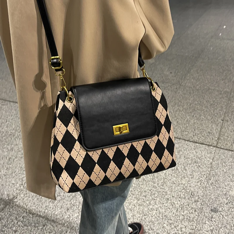 Дизайнерская женская сумка, повседневные большие холщовые сумки на ремне, вместительный дорожный мессенджер в клетку с бриллиантами
Дизайнерская женская сумка, повседневные большие холщовые сумки на ремне, вместительный дорожный мессенджер в клетку с бриллиантами
