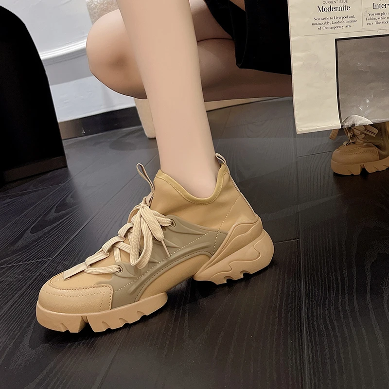 Кроссовки женские спортивные на толстой подошве, из дышащего материала
Кроссовки женские спортивные на толстой подошве, из дышащего материала