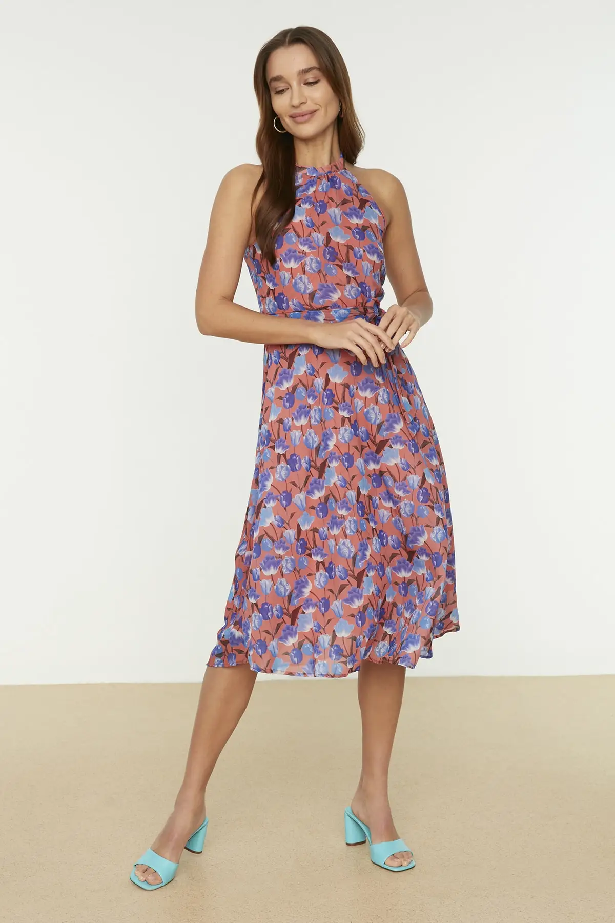 Multicolor Belted Flower Patterned Halter Neck Dress TWOSS20EL2536 Floral Zero Arm Fashion Forward Laced Regular
Multicolor Belted Flower Patterned Halter Neck Dress TWOSS20EL2536 Floral Zero Arm Fashion Forward Laced Regular