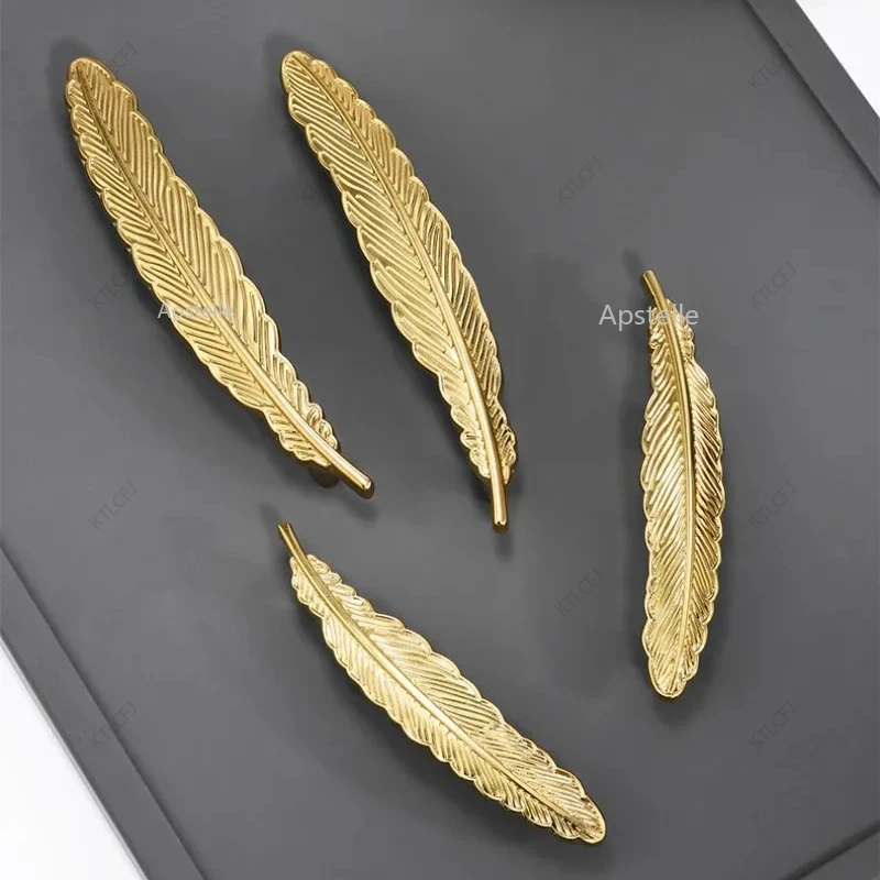 American Single Hole Brass Cabinet Door Handle Nordic Light Luxury Pure Copper Clothes Cabinet Door Butterfly Feather Handle 
American Single Hole Brass Cabinet Door Handle Nordic Light Luxury Pure Copper Clothes Cabinet Door Butterfly Feather Handle