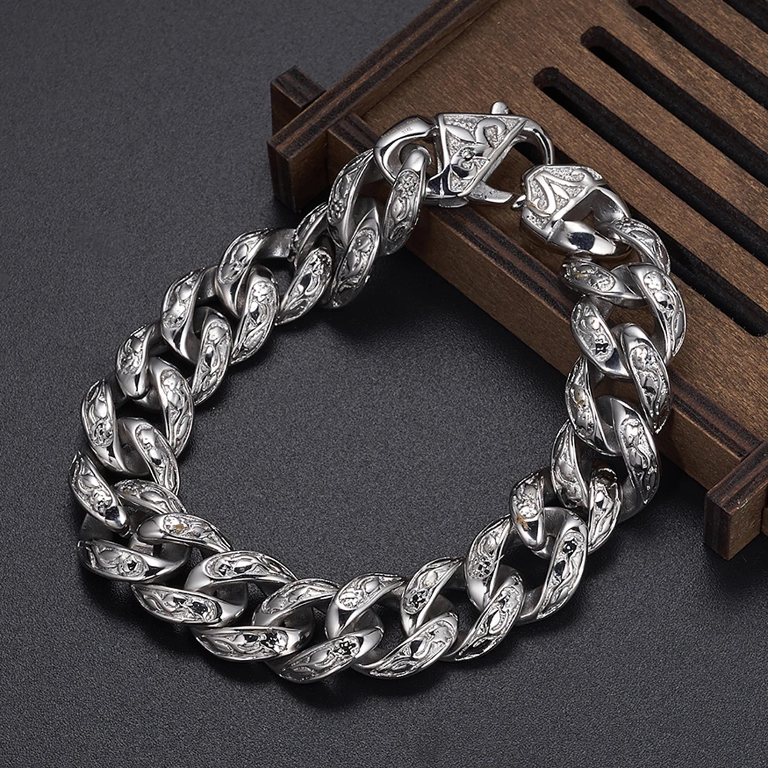 9inch New Trendy Cuban Chain Bracelet for Men Hip-Hop Stainless Steel Chains Bracelet Gifts Accessories Jewelry 
9inch New Trendy Cuban Chain Bracelet for Men Hip-Hop Stainless Steel Chains Bracelet Gifts Accessories Jewelry