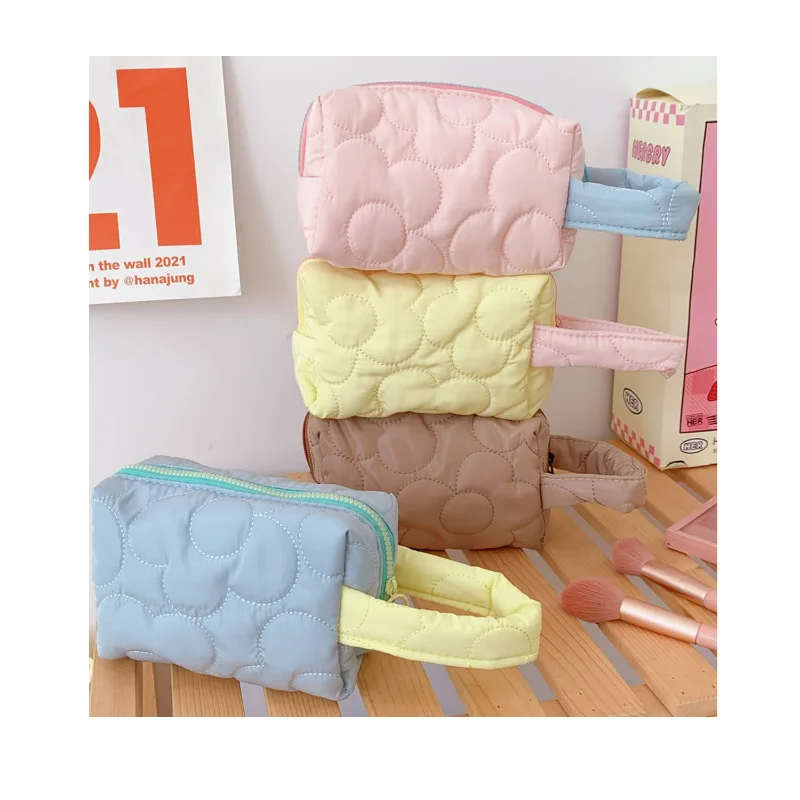 Wholesale Winter Soft Quilted Puffy Cosmetic Beauty Bag Women Girls Cute Padded Make Up Pouch with Handle
Wholesale Winter Soft Quilted Puffy Cosmetic Beauty Bag Women Girls Cute Padded Make Up Pouch with Handle