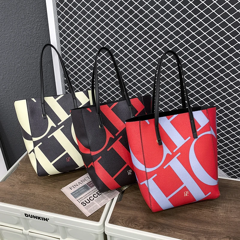High-quality 2022 new women's fashion letter one-shoulder diagonal portable outdoor shopping bag famous luxury designer purses
High-quality 2022 new women's fashion letter one-shoulder diagonal portable outdoor shopping bag famous luxury designer purses