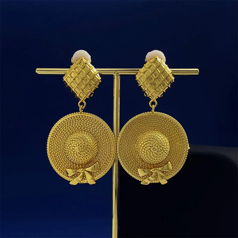 European and American fashion Vintage straw hat ear clip 
European and American fashion Vintage straw hat ear clip
