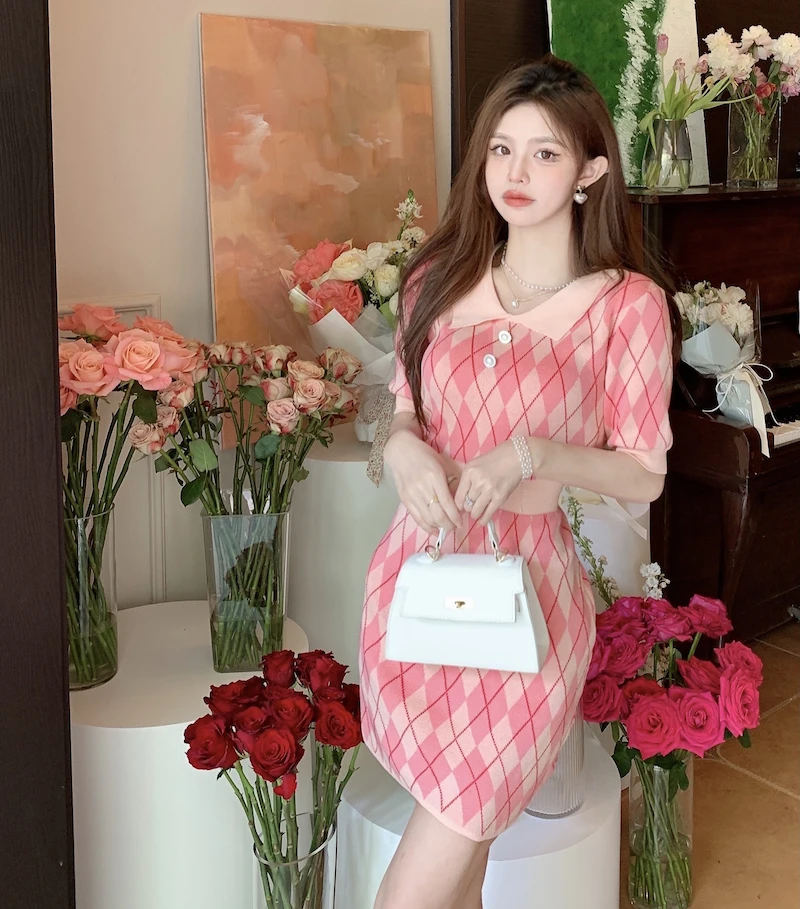 2022 Summer New High-end Temperament Polo Collar Short Sleeve Diamond Knitted Dress Casual Waist Closing Fashion Ice Silk Skirt
2022 Summer New High-end Temperament Polo Collar Short Sleeve Diamond Knitted Dress Casual Waist Closing Fashion Ice Silk Skirt