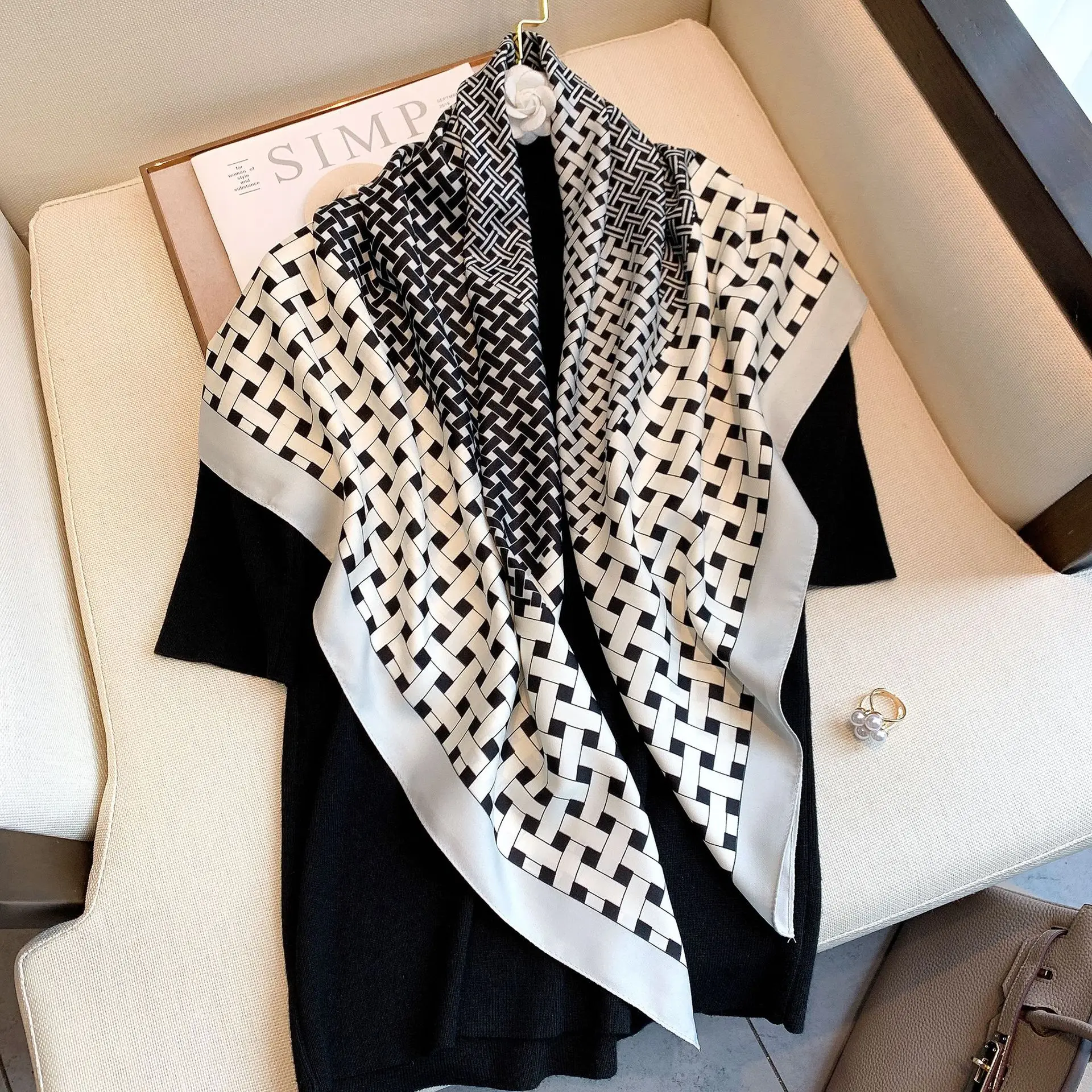 Spring 2023 Design Muslim Muffler Luxury Style Beach Large Kerchief Popular Sunscreen New Bandanna Fashion 90X90CM Square Shawls
Spring 2023 Design Muslim Muffler Luxury Style Beach Large Kerchief Popular Sunscreen New Bandanna Fashion 90X90CM Square Shawls