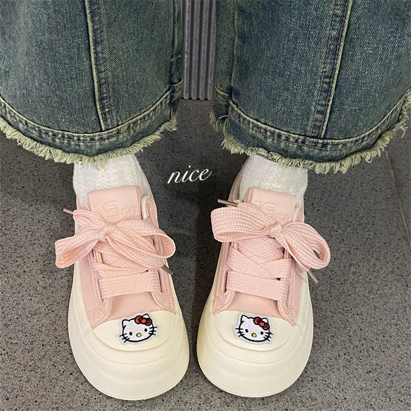Женские кроссовки Sanrio с рисунком Хелло Китти, аниме кавайные, с толстой подошвой, повседневная обувь на осень, белые, подарок
Женские кроссовки Sanrio с рисунком Хелло Китти, аниме кавайные, с толстой подошвой, повседневная обувь на осень, белые, подарок