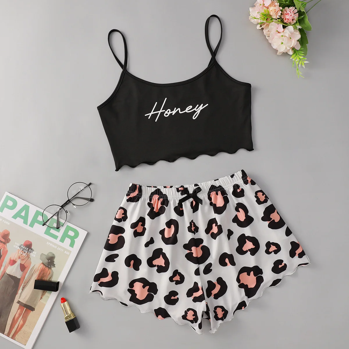 New Style Summer Lady Casual Honey Print Camisole With Leopard Print Shorts Pajama Set Sexy Lovely Nightie Home Wear Sleepwear
New Style Summer Lady Casual Honey Print Camisole With Leopard Print Shorts Pajama Set Sexy Lovely Nightie Home Wear Sleepwear