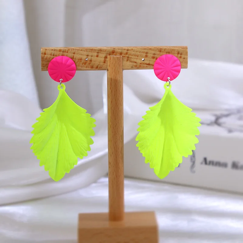 KOMi Retro Alloy Metal Earrings Fluorescent Green Irregular Folded Plant Leaves Pendant Holiday Gift Jewelry Women
KOMi Retro Alloy Metal Earrings Fluorescent Green Irregular Folded Plant Leaves Pendant Holiday Gift Jewelry Women