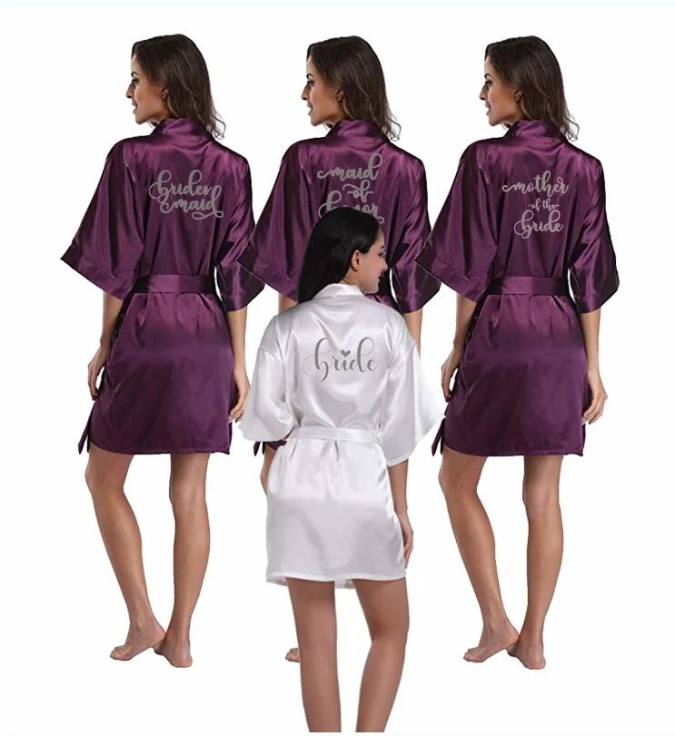 Женская атласная пижама-кимоно с надписью
Женская атласная пижама-кимоно с надписью