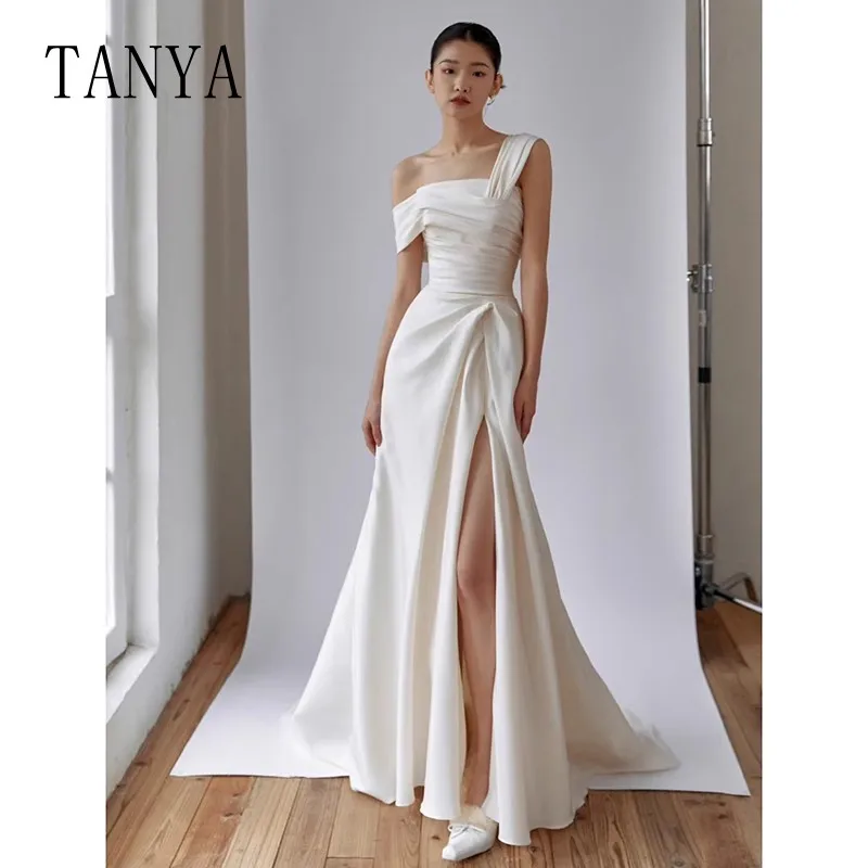 One Shoulder Ivory Satin Wedding Dress French Style Side High Split Sheath Robe De Mariée Elegant Bridal Gown Custom Made
One Shoulder Ivory Satin Wedding Dress French Style Side High Split Sheath Robe De Mariée Elegant Bridal Gown Custom Made