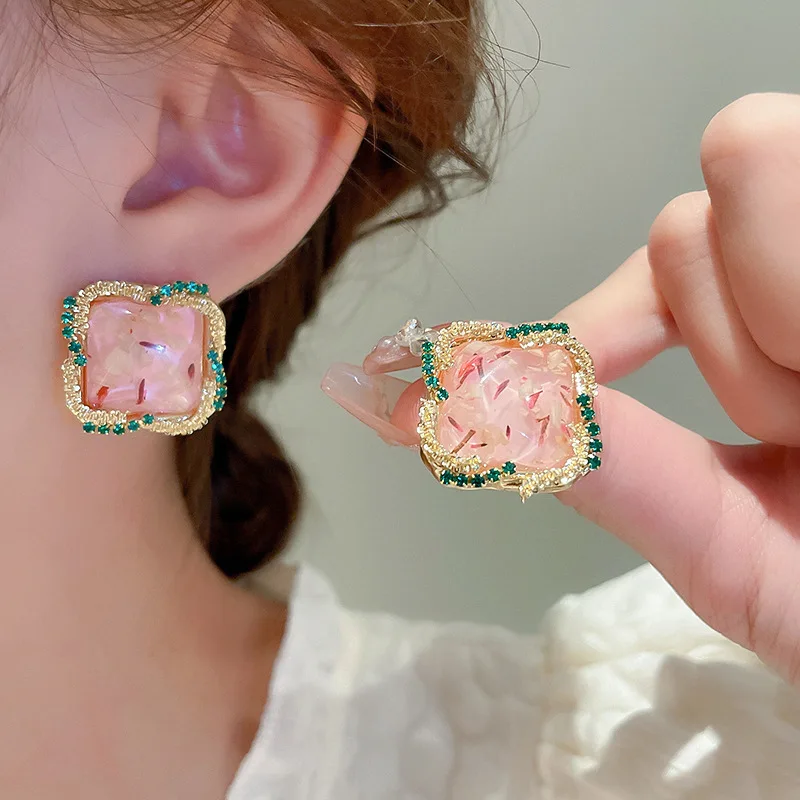 KAITIN Inlaid Rhinestone Resin Flower Square Earrings for Women French High Quality Stud Earring Luxury Temperament Jewelry
KAITIN Inlaid Rhinestone Resin Flower Square Earrings for Women French High Quality Stud Earring Luxury Temperament Jewelry