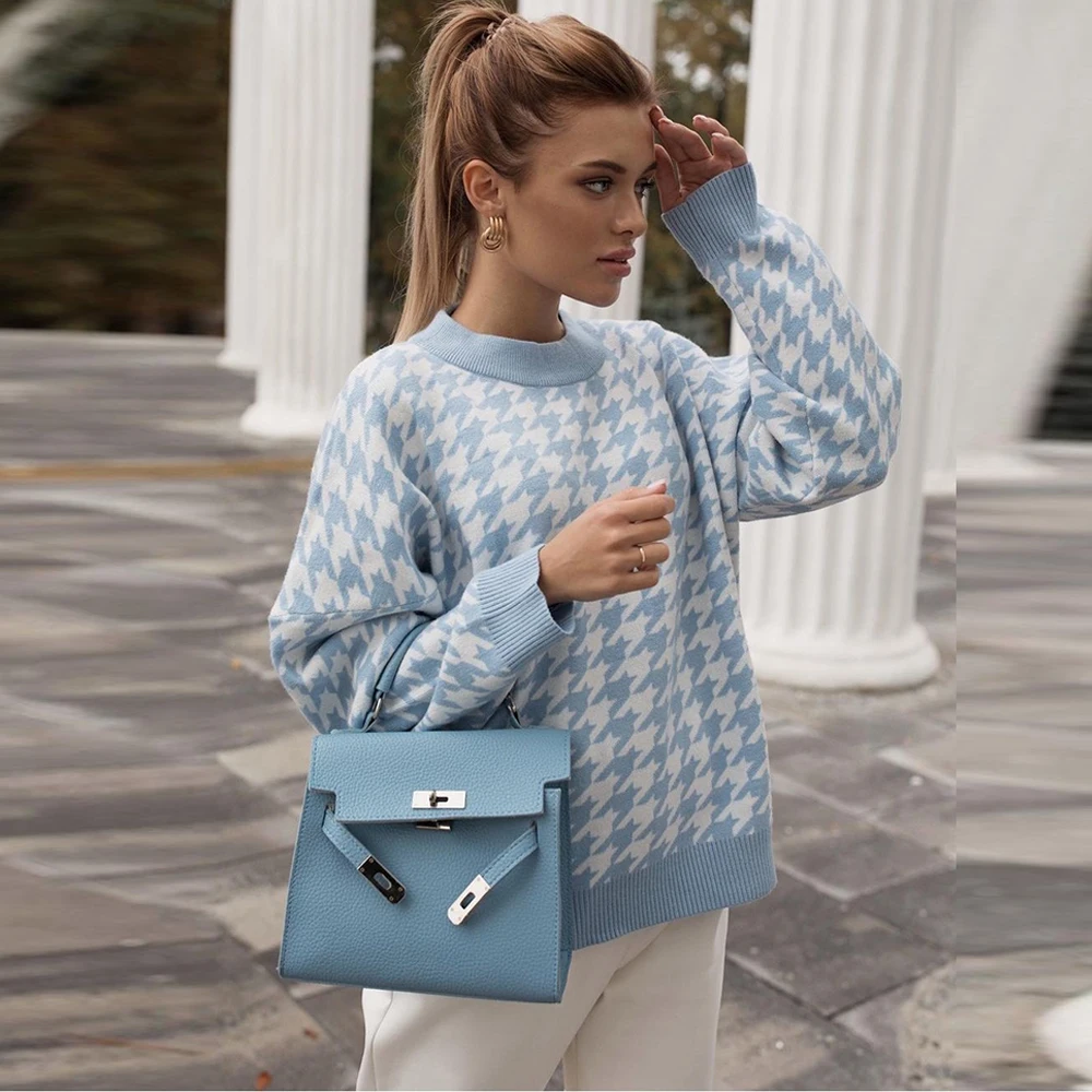 Female 2022 Autumn Winter Retro Jumper Women Geometric Blue Knitted Sweater Women Casual Houndstooth Lady Pullover Sweater
Female 2022 Autumn Winter Retro Jumper Women Geometric Blue Knitted Sweater Women Casual Houndstooth Lady Pullover Sweater