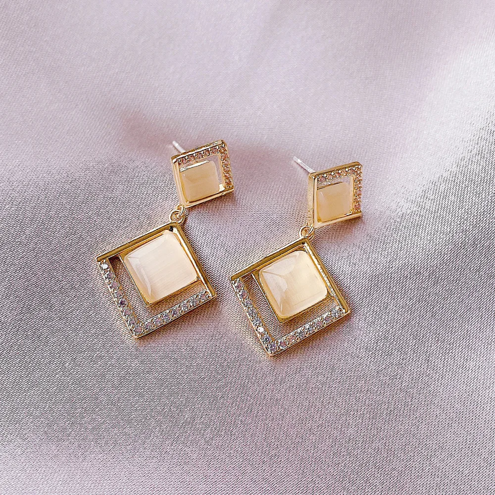 New Classic Geometry Rhombus Opal Earrings For Women Exquisite Retro Hollow Zircon Girl Party Drape Earring 2021 Wedding Jewelry
New Classic Geometry Rhombus Opal Earrings For Women Exquisite Retro Hollow Zircon Girl Party Drape Earring 2021 Wedding Jewelry
