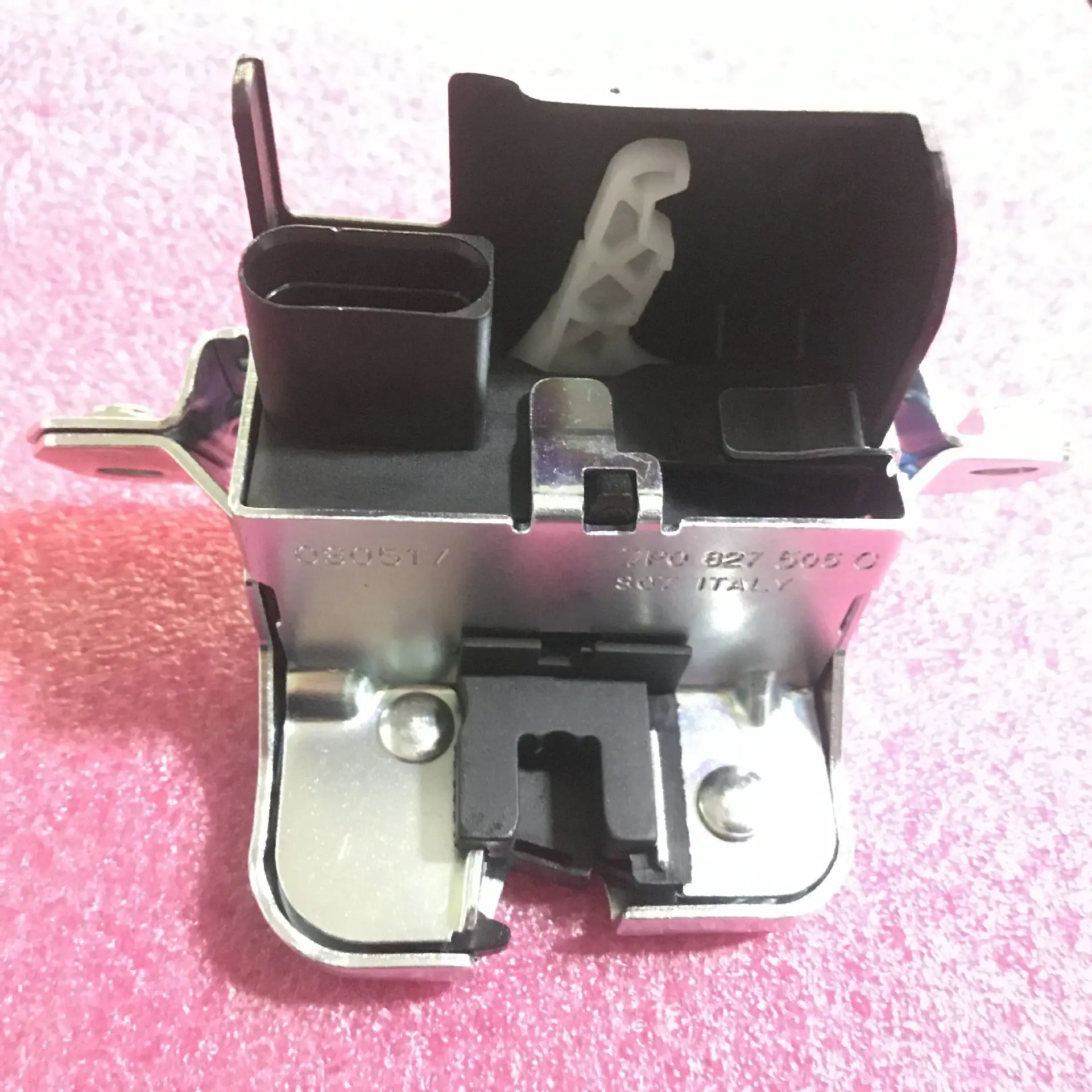 Привод замка багажника Audi Q7 Touareg 7p0 827 505 G 
Привод замка багажника Audi Q7 Touareg 7p0 827 505 G