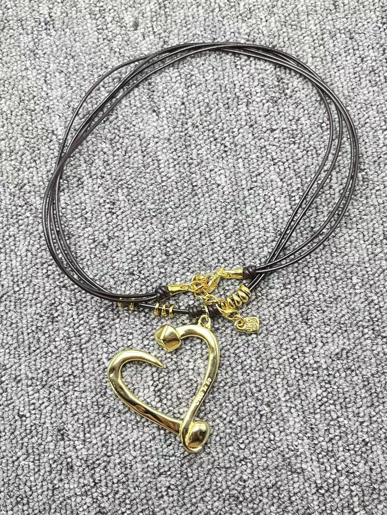 Spain exquisite plating 925 silver high-quality leather heart necklace women's holiday romantic gift
Spain exquisite plating 925 silver high-quality leather heart necklace women's holiday romantic gift