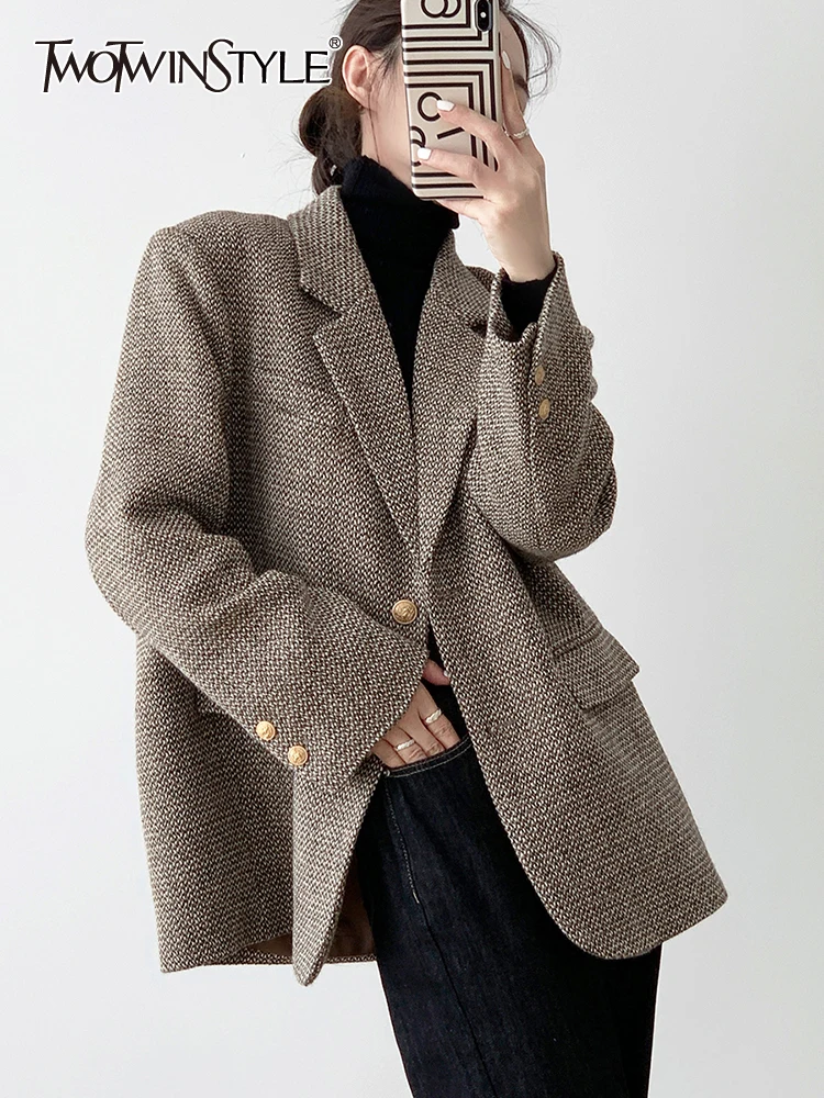 Женский винтажный Блейзер TWOTWINSTYLE, свободный блейзер с отложным воротником и длинными рукавами, на пуговицах
Женский винтажный Блейзер TWOTWINSTYLE, свободный блейзер с отложным воротником и длинными рукавами, на пуговицах