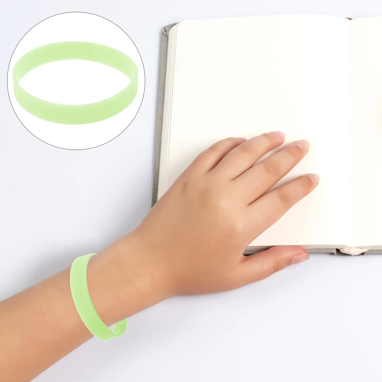 

100 Pcs Luminous Silicone Bracelet Kids Party Wristband Bulk Glow Sticks Favors The Dark Bracelets Hand Ring