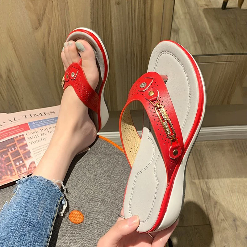 Metal Button Slides Shoes 2022 Women's Slippers Summer New Fashion Wedge Beach Sandals Women Outside Platform Leisure Flip Flops 
Metal Button Slides Shoes 2022 Women's Slippers Summer New Fashion Wedge Beach Sandals Women Outside Platform Leisure Flip Flops