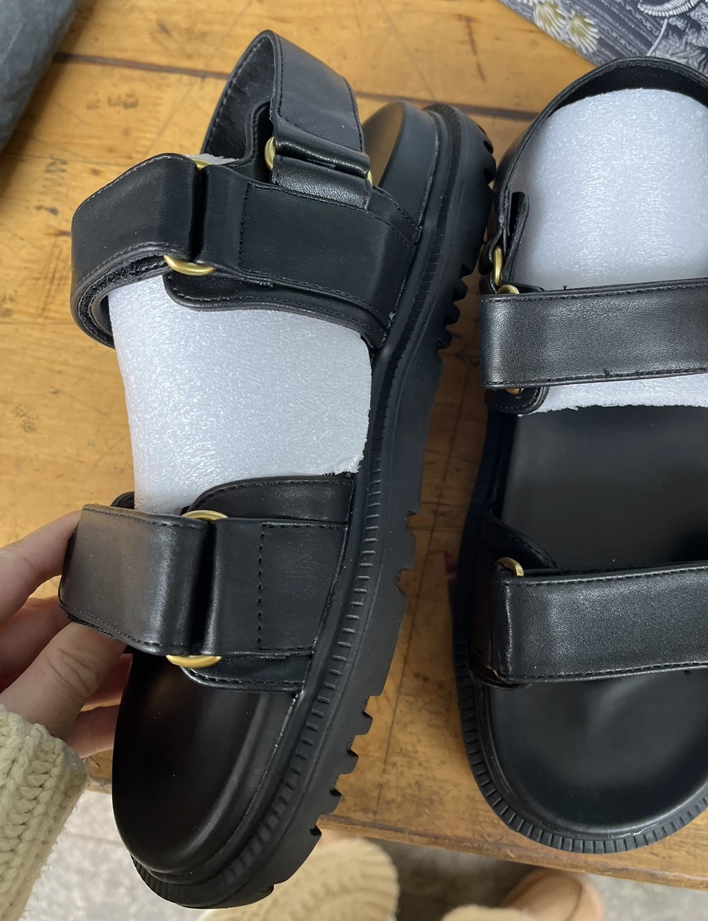 NEW type Summer Women Flats Sandals Shoes Casual Sandals WITH LOGO Rome Gladiator Shoes Black
NEW type Summer Women Flats Sandals Shoes Casual Sandals WITH LOGO Rome Gladiator Shoes Black