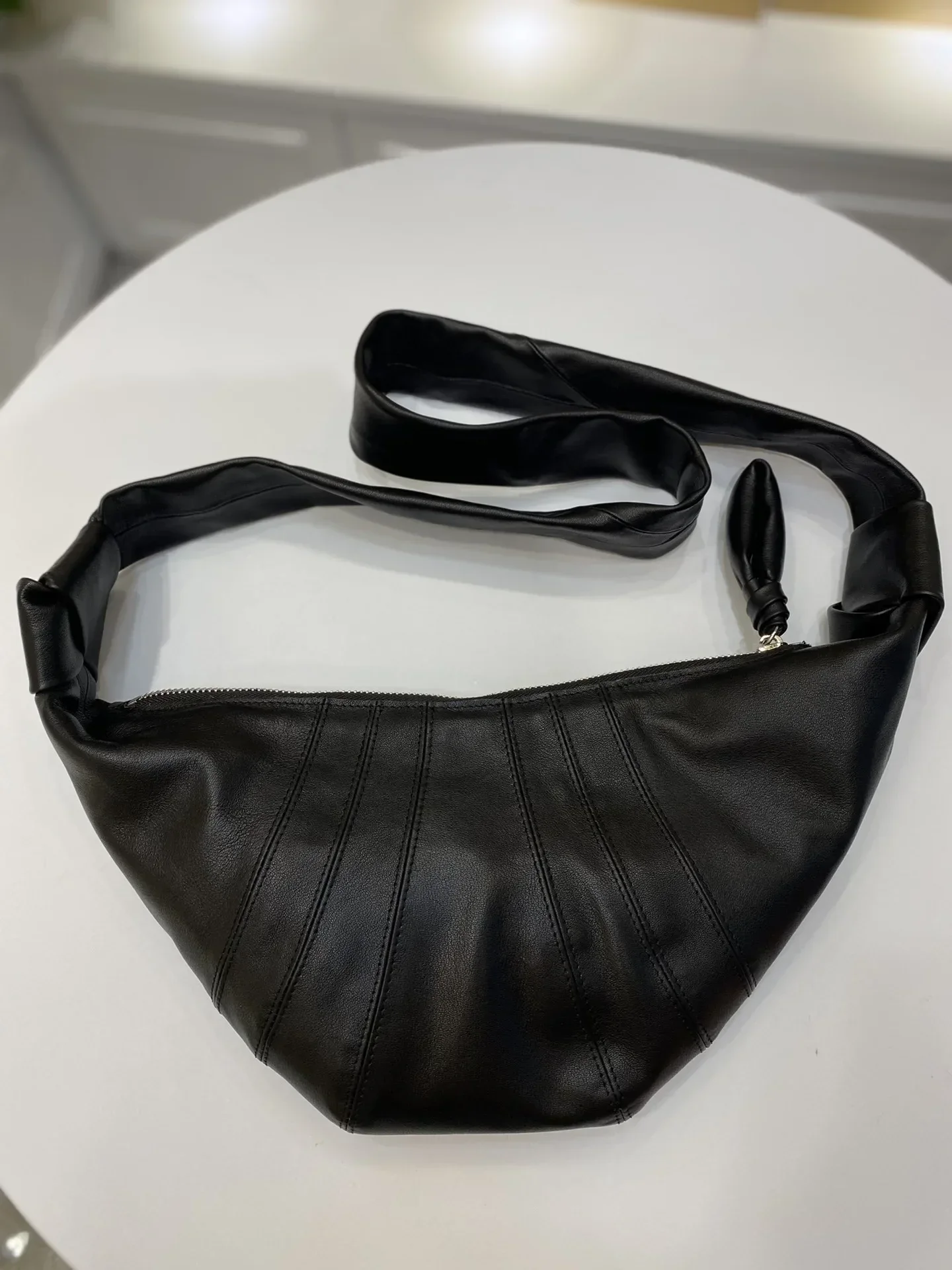 Сумка Хобо женская из натуральной кожи, саквояж кросс-боди в стиле ретро, широкий нагрудной мешок унисекс, повседневный чемоданчик на плечо с круассанами, 2023
Сумка Хобо женская из натуральной кожи, саквояж кросс-боди в стиле ретро, широкий нагрудной мешок унисекс, повседневный чемоданчик на плечо с круассанами, 2023