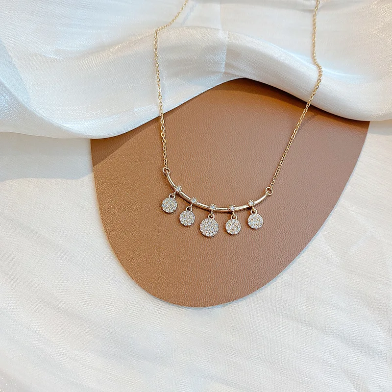 Fashion Exquisite Titanium Steel Women's Necklace Diamond Smile Water Drop Pendant Sexy Clavicle Chain Choker Jewelry Accessorie
Fashion Exquisite Titanium Steel Women's Necklace Diamond Smile Water Drop Pendant Sexy Clavicle Chain Choker Jewelry Accessorie