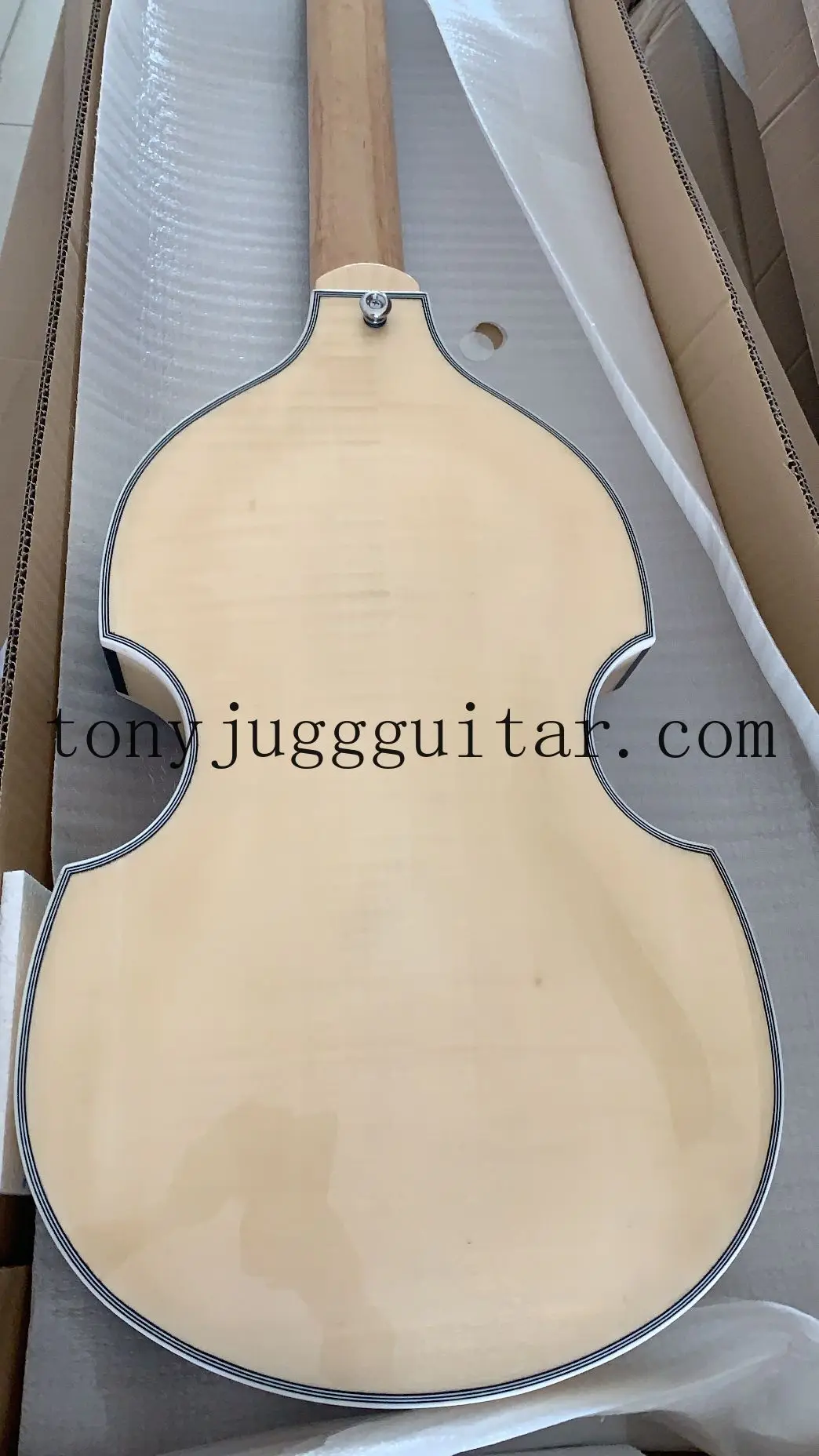 McCartney Hofner Violin Deluxe 4 Strings Bass Natural Electric Guitar Flame Maple Top & Back, 2 511B Staple Pickups, H500/1-CT
McCartney Hofner Violin Deluxe 4 Strings Bass Natural Electric Guitar Flame Maple Top & Back, 2 511B Staple Pickups, H500/1-CT