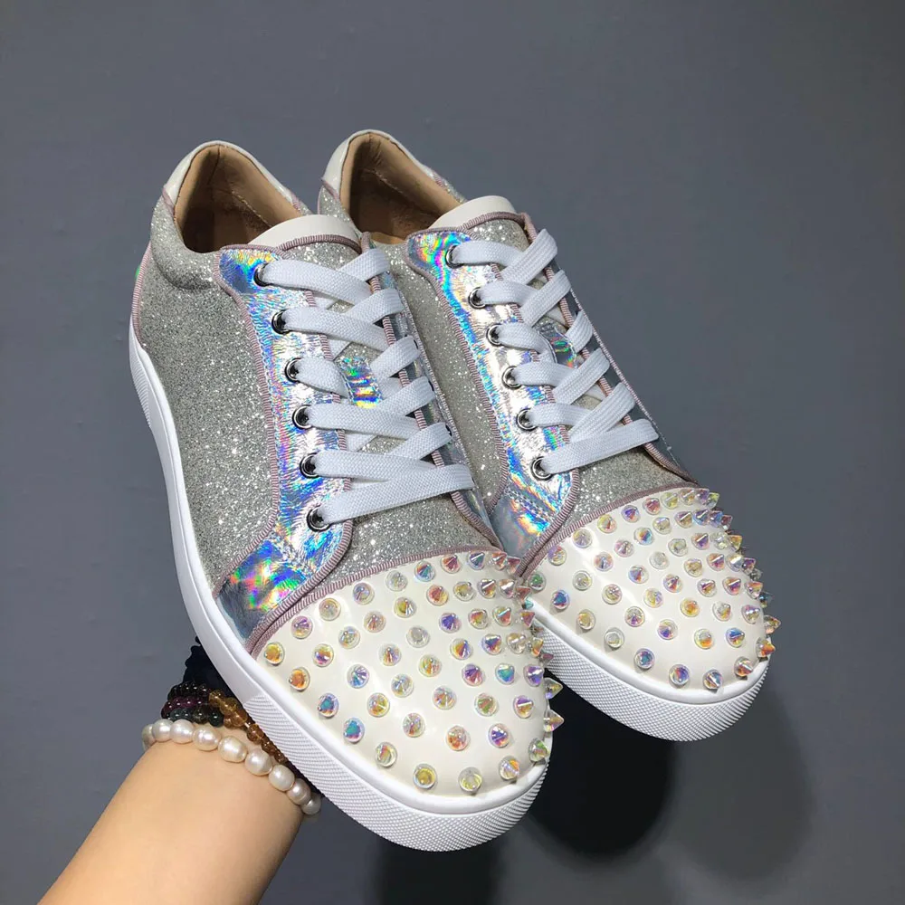 Низкие Серебристые блестящие кожаные туфли с носком и жемчугом на красной подошве для мужчин повседневная обувь на плоской подошве Лоферы ... 
Низкие Серебристые блестящие кожаные туфли с носком и жемчугом на красной подошве для мужчин повседневная обувь на плоской подошве Лоферы ...