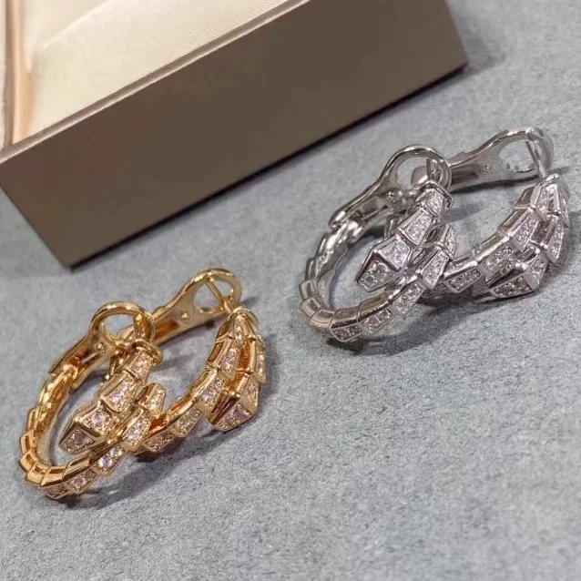 Europe and America's new full diamond snake shaped earrings s925 silver gold-plated luxury women's fashion brand jewelry gifts
Europe and America's new full diamond snake shaped earrings s925 silver gold-plated luxury women's fashion brand jewelry gifts