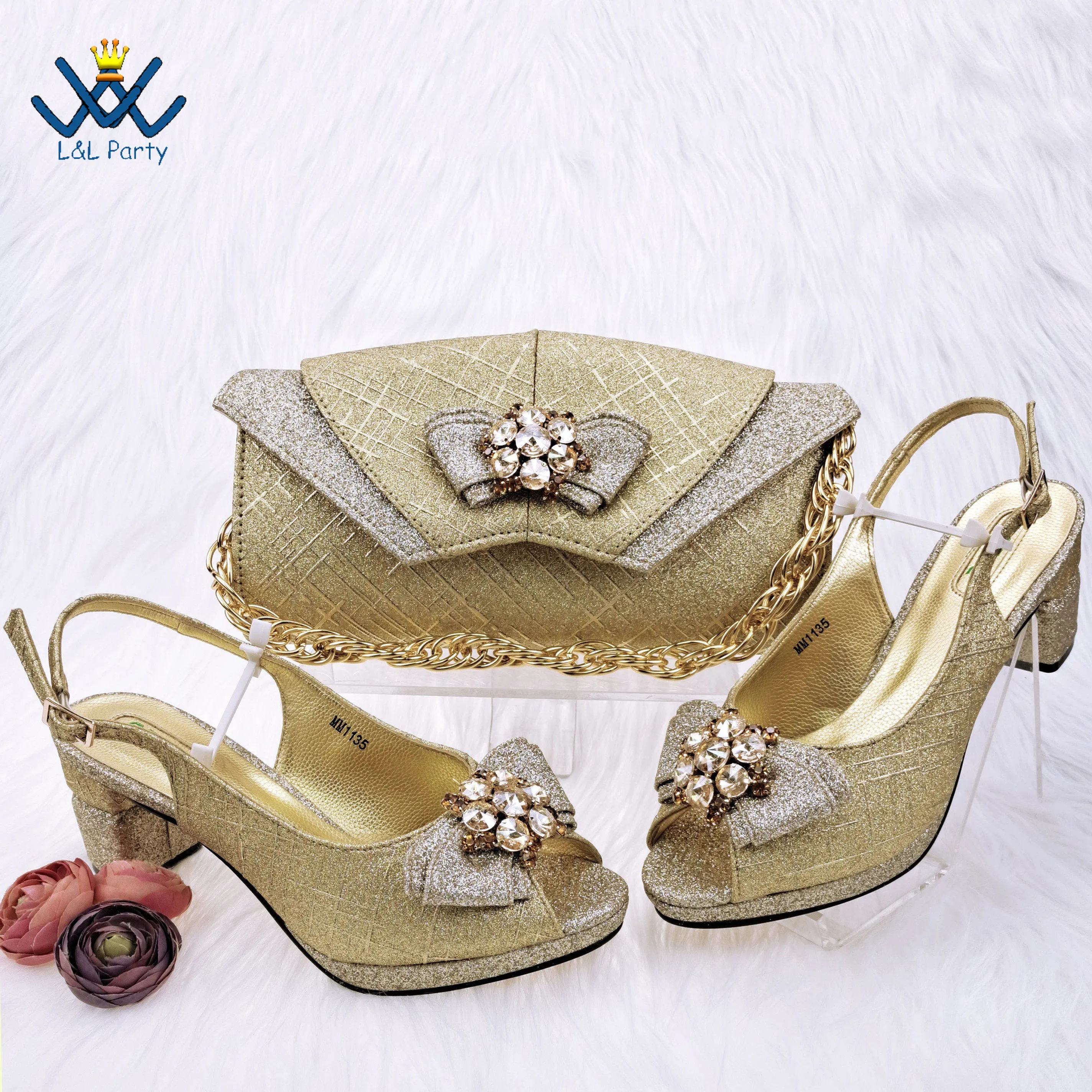 Latest Fashionable Shoes and Bags Set Italian 2023 New Design Good Quality Peep Toe with Shinning Crystal for Garden Party
Latest Fashionable Shoes and Bags Set Italian 2023 New Design Good Quality Peep Toe with Shinning Crystal for Garden Party