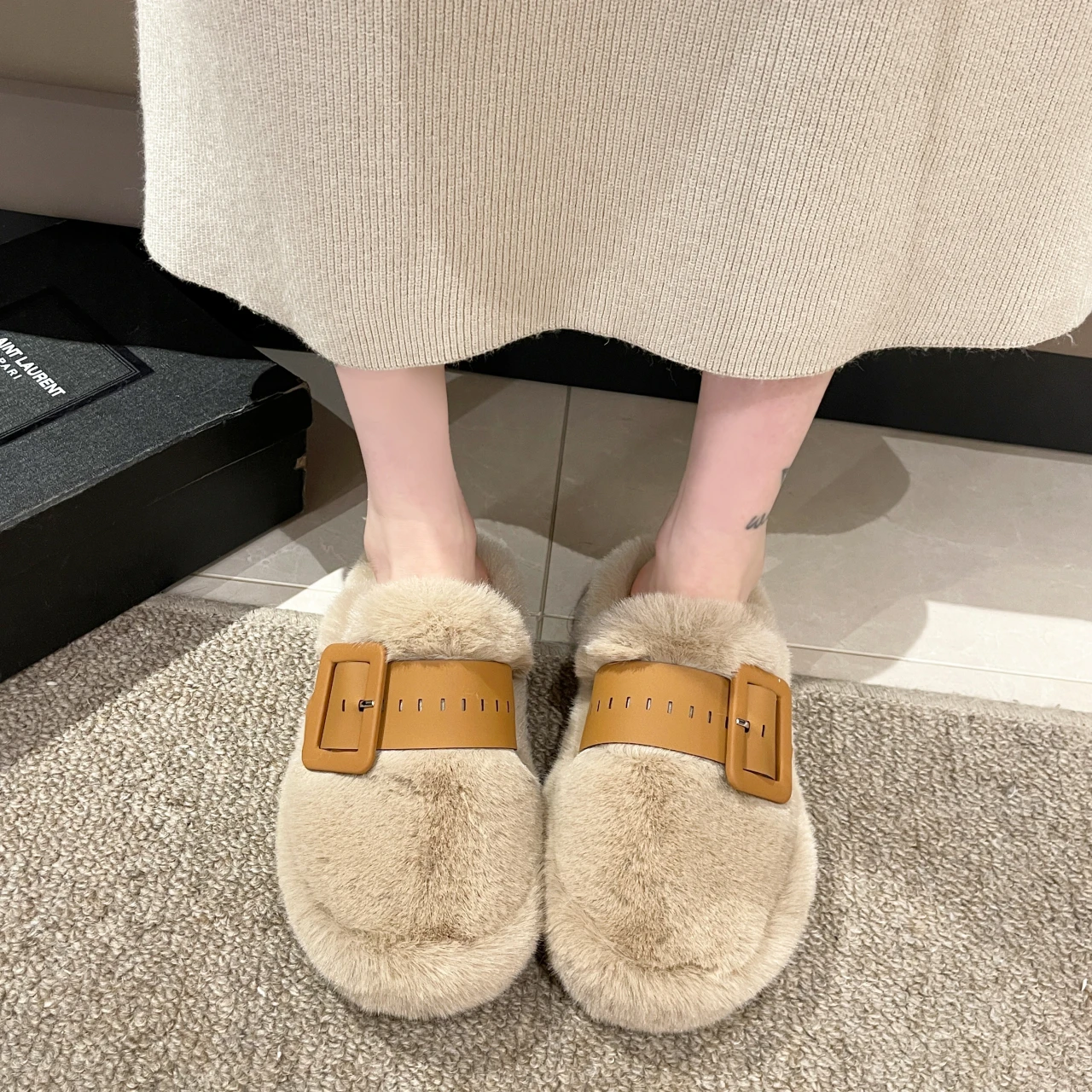 2023 Winter New Fashion Furry Slippers Women's Outdoor Fashion Winter Short Plush Slippers Warm Mules Women's Home Flat Shoes
2023 Winter New Fashion Furry Slippers Women's Outdoor Fashion Winter Short Plush Slippers Warm Mules Women's Home Flat Shoes