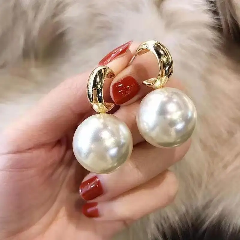 Fashion Korean Oversized Pearl Drop Earrings for Women Bohemian Golden Round Pearl Personality Earrings Wedding Earrings Jewelry
Fashion Korean Oversized Pearl Drop Earrings for Women Bohemian Golden Round Pearl Personality Earrings Wedding Earrings Jewelry