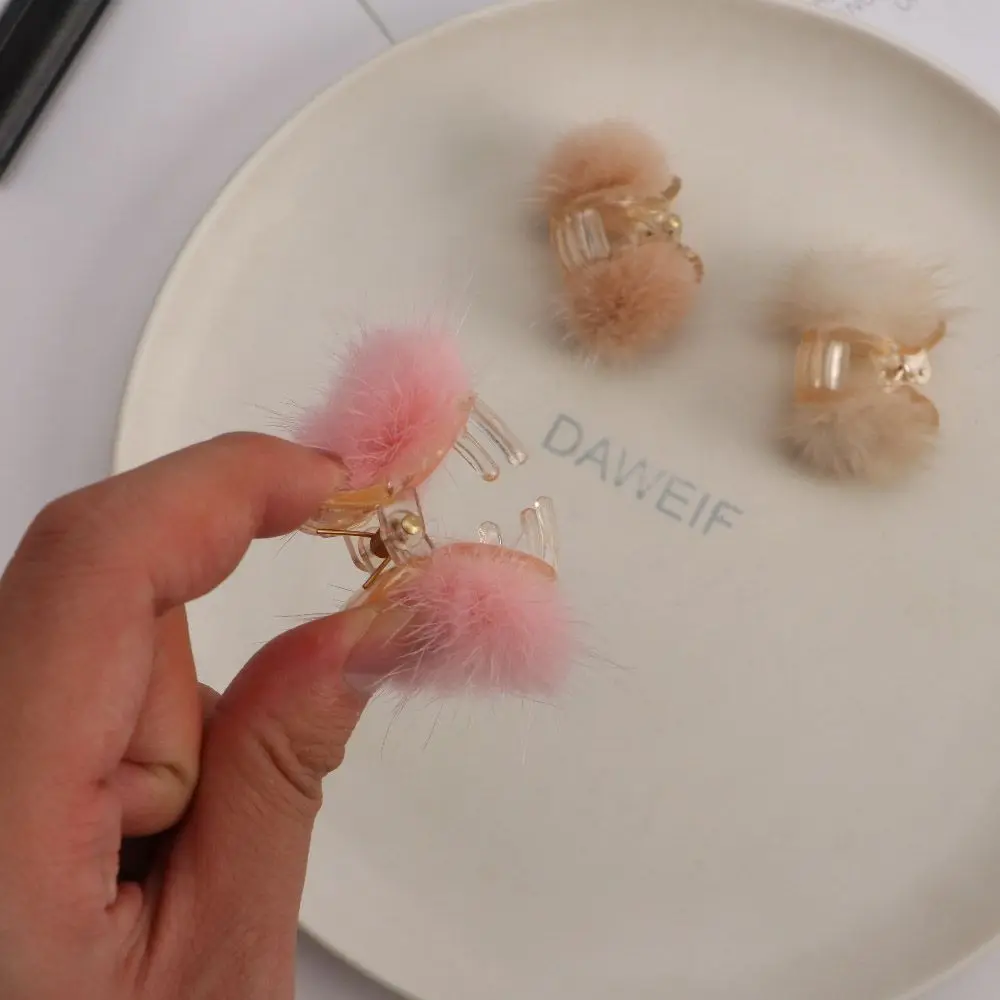 Trendy Mini Wash Face Plush Ball Mink Fur For Girls Korean Hair Crabs Small Clamp Clip Women Hair Claws Ponytail Holder
Trendy Mini Wash Face Plush Ball Mink Fur For Girls Korean Hair Crabs Small Clamp Clip Women Hair Claws Ponytail Holder
