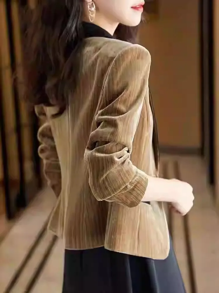 Женский короткий пиджак из золотистого бархата, приталенный маленький блейзер в иностранном стиле, весна-осень 2023
Женский короткий пиджак из золотистого бархата, приталенный маленький блейзер в иностранном стиле, весна-осень 2023