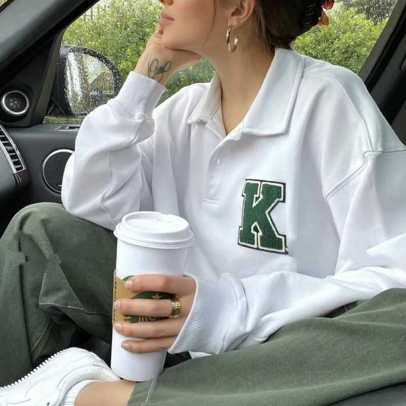 Тонкий свитшот в американском ретро-стиле с надписью ленивого цвета, осенняя спортивная футболка с воротником-поло в стиле Ins, Женский Повседневный джемпер для тенниса
Тонкий свитшот в американском ретро-стиле с надписью ленивого цвета, осенняя спортивная футболка с воротником-поло в стиле Ins, Женский Повседневный джемпер для тенниса