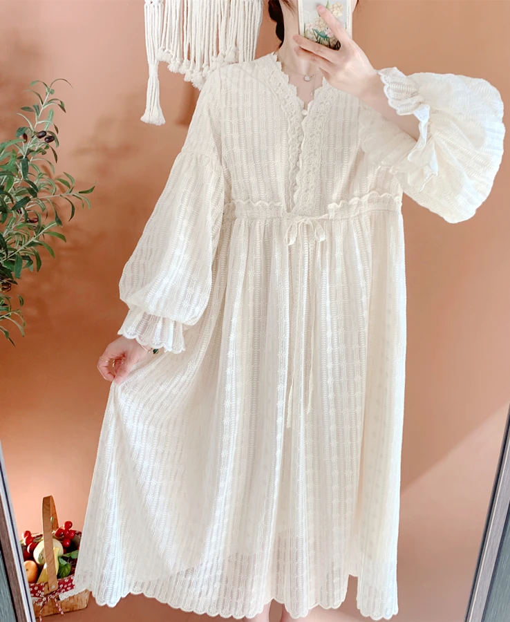 Spring and Summer Women's New French Court Lantern Sleeve V-neck Waist Lace Dress Fairy Mesh Long Dress
Spring and Summer Women's New French Court Lantern Sleeve V-neck Waist Lace Dress Fairy Mesh Long Dress