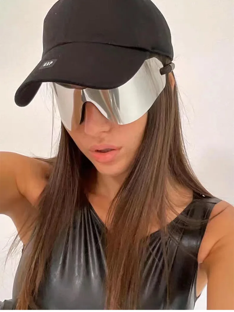 Солнцезащитные очки без оправы Y2K для мужчин и женщин, роскошные брендовые, большие, в стиле панк, спортивные дизайнерские, с защитой от ультрафиолета
Солнцезащитные очки без оправы Y2K для мужчин и женщин, роскошные брендовые, большие, в стиле панк, спортивные дизайнерские, с защитой от ультрафиолета