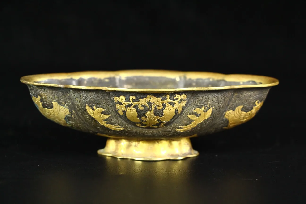 Collection of pure copper partial gilt hand-carved flower and bird plate 
Collection of pure copper partial gilt hand-carved flower and bird plate