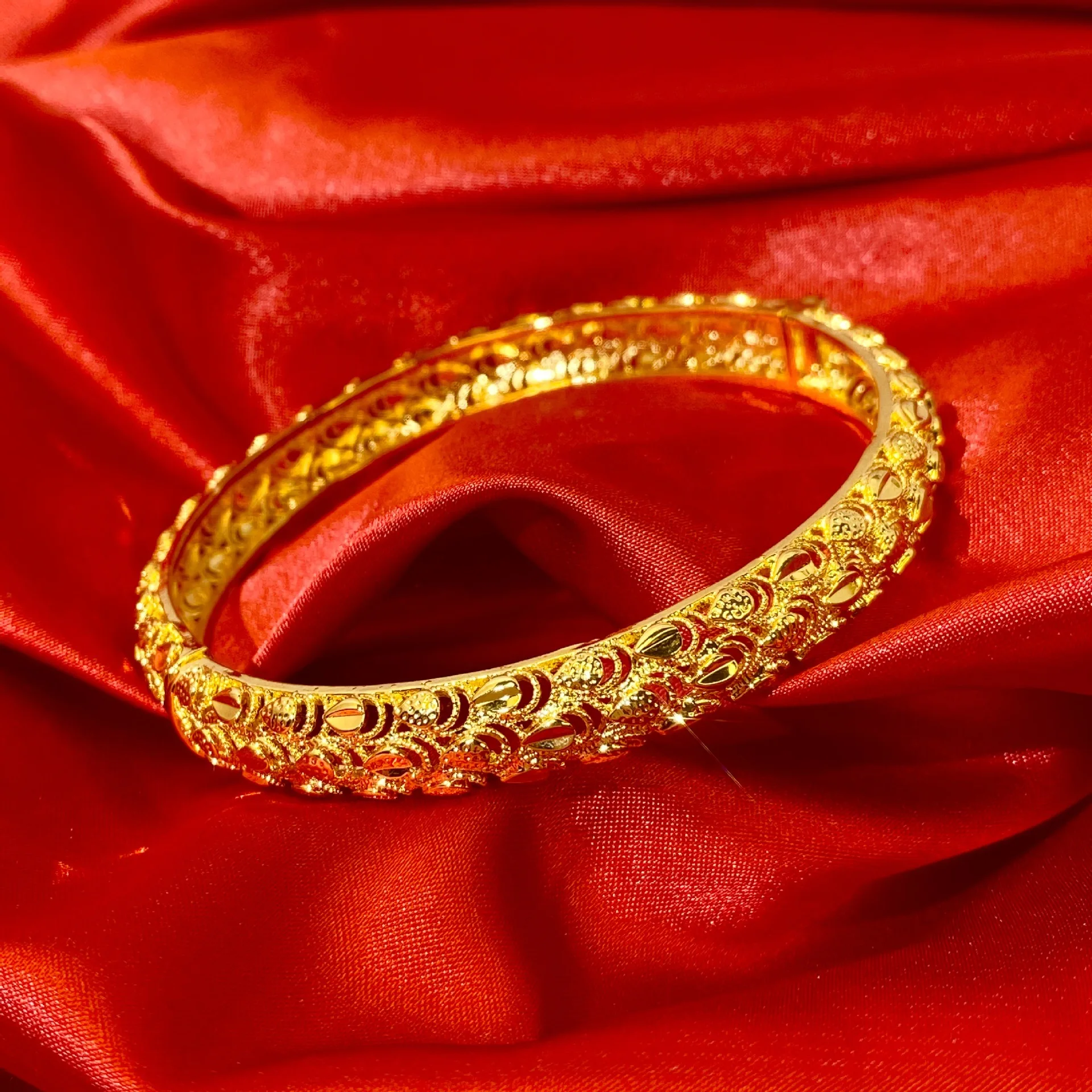 New Hollow Sand Gold Bracelet Phoenix Tail Buckle Wedding Copper Material Thick Gold Vacuum Plating Non-fading Wedding Bracelet
New Hollow Sand Gold Bracelet Phoenix Tail Buckle Wedding Copper Material Thick Gold Vacuum Plating Non-fading Wedding Bracelet