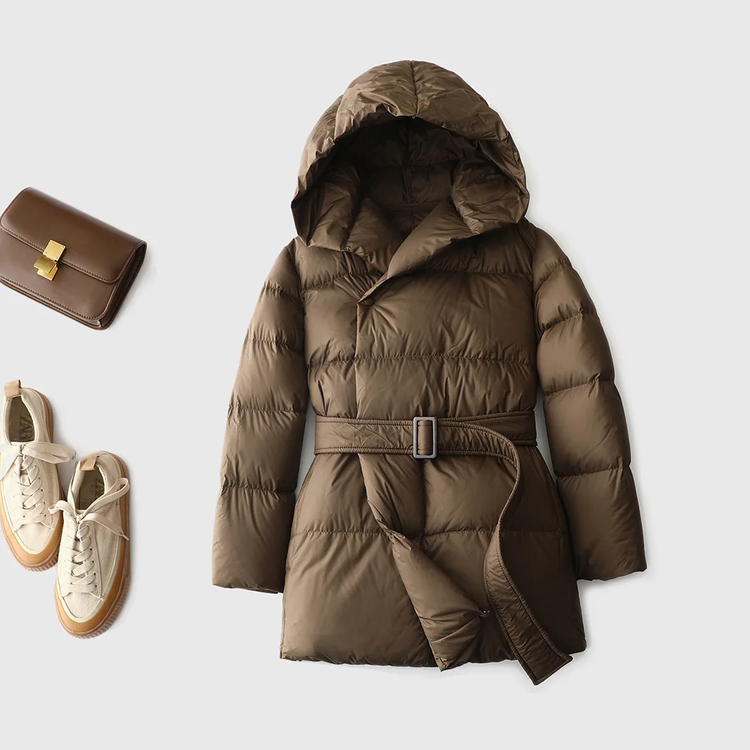 Женский пуховик с капюшоном и ремнем на белом утином пуху 
Женский пуховик с капюшоном и ремнем на белом утином пуху